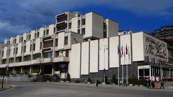 Мистериозна миризма на оборска тор трови въздуха във Велико Търново