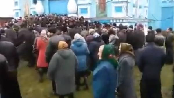 Украински религиозни радикали блокираха свещеници в храм