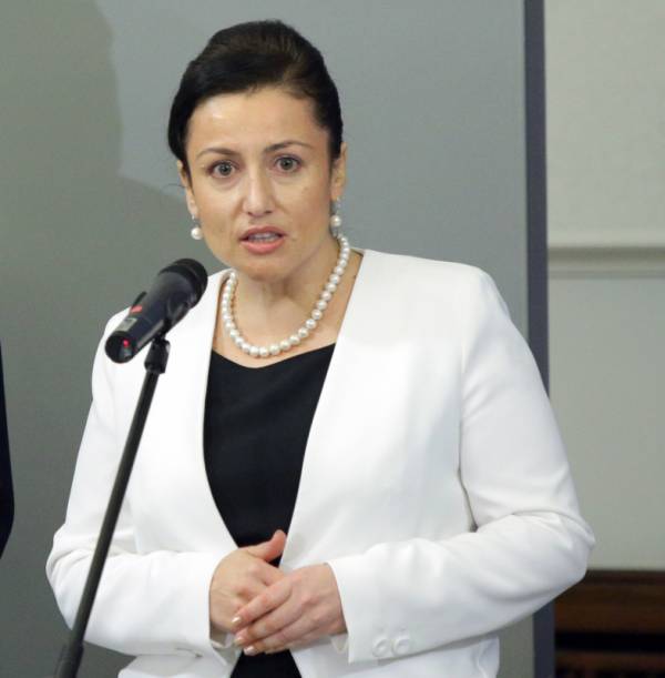 Министърът на земеделието се скри от неудобните въпроси за скъпите джипове