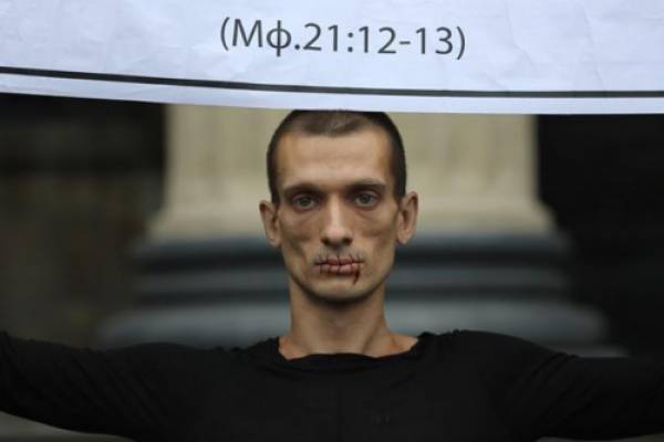 Скандален руски художник отряза ухото си в знак на протест