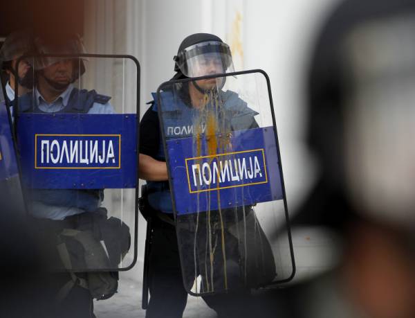 Протестиращи в Битоля бомбардираха общината с яйца
