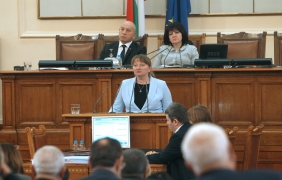 Деница Сачева стана министър само с пет гласа