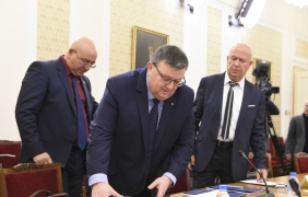 Незададените въпроси към Цацаров