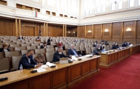Парламентът връща заплатите на топ администрацията