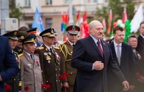 Лукашенко спря новинарски сайтове и затваря предприятия с протестиращи 