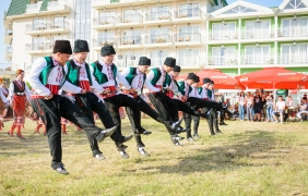 Тъпан бие, хоро се вие
