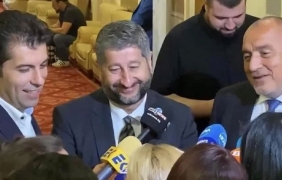 Две различни политически математики на вота на недоверие
