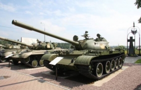 Британските военни си взеха като сувенир от Ирак три съветски танка