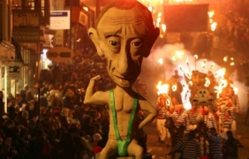 Скандални фигури на Путин бяха подпалени във Великобритания