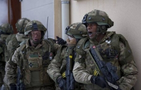 Забраниха на британските военни в Полша да ползват смартфони