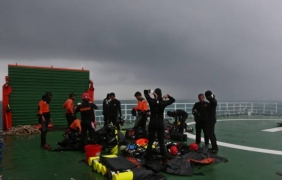 Водолази успяха да стигнат до опашката на катастрофиралия самолет на ”ЕърЕйша”