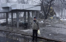 Снаряд уби най-малко 9 души на спирка в Донецк, десетки са ранени
