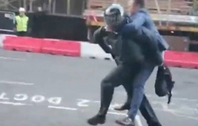 Случаен минувач нападна обирджия, въоръжен с мачете [ВИДЕО]