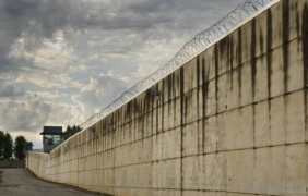 Защо стените не избавят някои страни от опасните съседи
