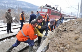 И днес влак дерайлира след сблъсък в скална маса