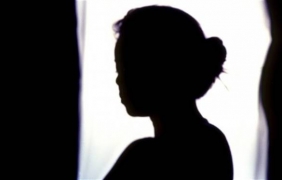 Ревнивец залепи вагината на жена си със секундно лепило