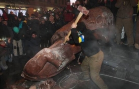 Украйна забранява комунизма