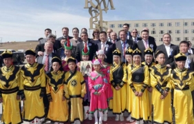 Плевнелиев подари на монголско училище паметник на кирилицата