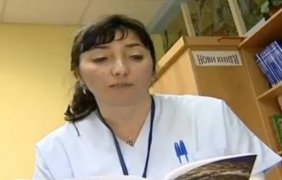Доктор лекува деца със стихове в онкохематология [видео]
