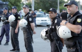 Полицаи попречиха на протестиращи да блокират общината в Гърмен