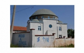 ”Аллах е прасе”: Джамията в Горна Оряховица стана жертва на вандали
