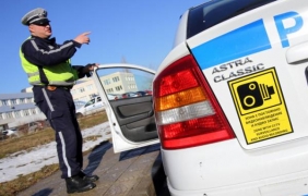 След опит да прегази полицаи, почерпен шофьор ще лежи 1 година в затвора