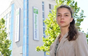 Изгониха студентка от английски хотел, защото приличала на ”румънска проститутка”