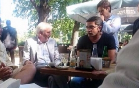 Местан пи кафе с протестиращи