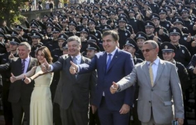 ”Форин полиси”: В Украйна управлява не Порошенко, а корупцията