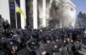Взривове, сблъсъци и ранени пред украинския парламент