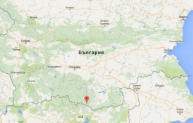 Спасителен екип носи пострадал на носилка 5 км