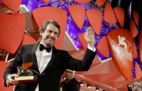 Лоренцо Вигаса грабна ”Златен лъв” на фестивала във Венеция за филма си ”Отдалече”