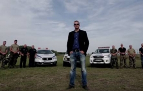 Унгарски кмет плаши бежанците с екшън видео