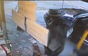 Пенсионер се размина на косъм с профучаваща покрай главата му брадва [видео]