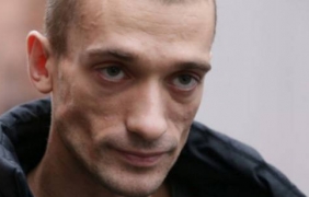 Скандален руски художник подпали вратите на Лубянка