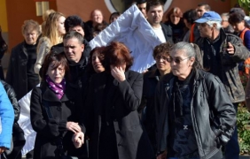 Мълчаливо шествие почете паметта на убитата ученичка в Сливен