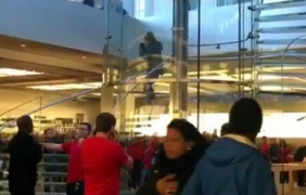 Мъж с меч нахлу в магазин на Apple в Ню Йорк [видео]