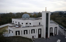 Затвориха трета джамия във Франция, открити са муниции за Калашников и видеозаписи на ИД