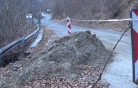 Пътят край Рилския манастир пропадна [видео]