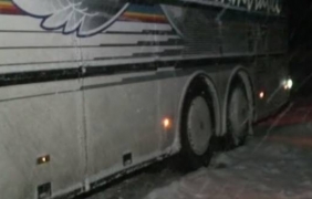 Пътници преспаха в читалище заради проблем на пътя [видео]