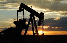 Защо главните износители продължават да добиват нефт въпреки спада на цените?