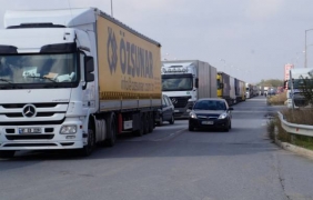 Турски ТИР разсипа химия на пътя до Полски Тръмбеш