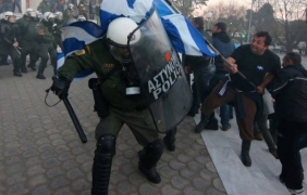 Сблъсъци между протестиращите гръцки фермери и полицията