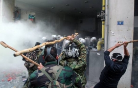10 полицаи са ранени при сблъсъците с гръцките фермери