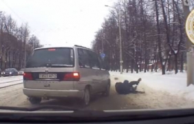 Беларуски полицай спаси дете от катастрофа, като използва тялото си за щит [видео]
