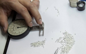 Зимбабве национализира добива на диаманти