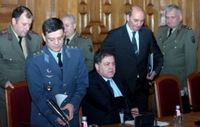 МО спряло поръчките за военна техника, защото има нужда от автобуси и линейки