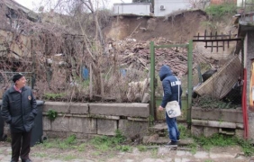Едноетажна къща рухна в Русе заради свлачище [снимки, видео]