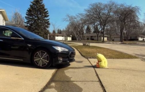 Собственик на Tesla S тества автопилота на колата си върху дете [видео]