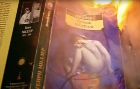 Руски ”езически” читатели изгориха ”неморални” западни книги в странен ритуал [видео]